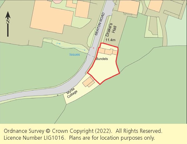 Lot: 69 - CHARACTER DETACHED COTTAGE FOR UPDATING WITH PARKING AND GARDENS -